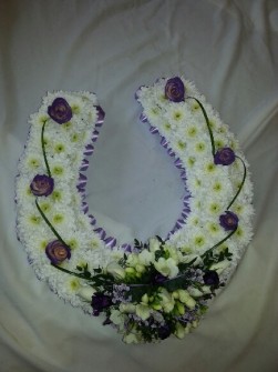 Horseshoe by Mrs Bouquets
