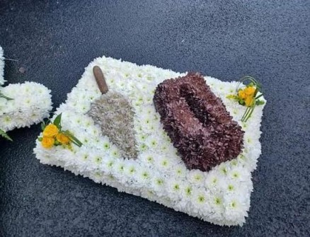 Building-tribute-by-Suzanne-James-of-Byatts-Blooms-and-Bows