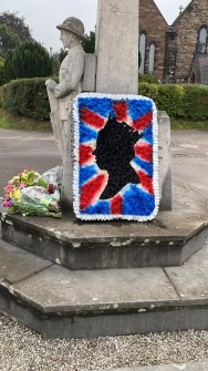 Tribute-for-the-queen-by-Cheryl-from-Flower-Lane-Florist.3peg